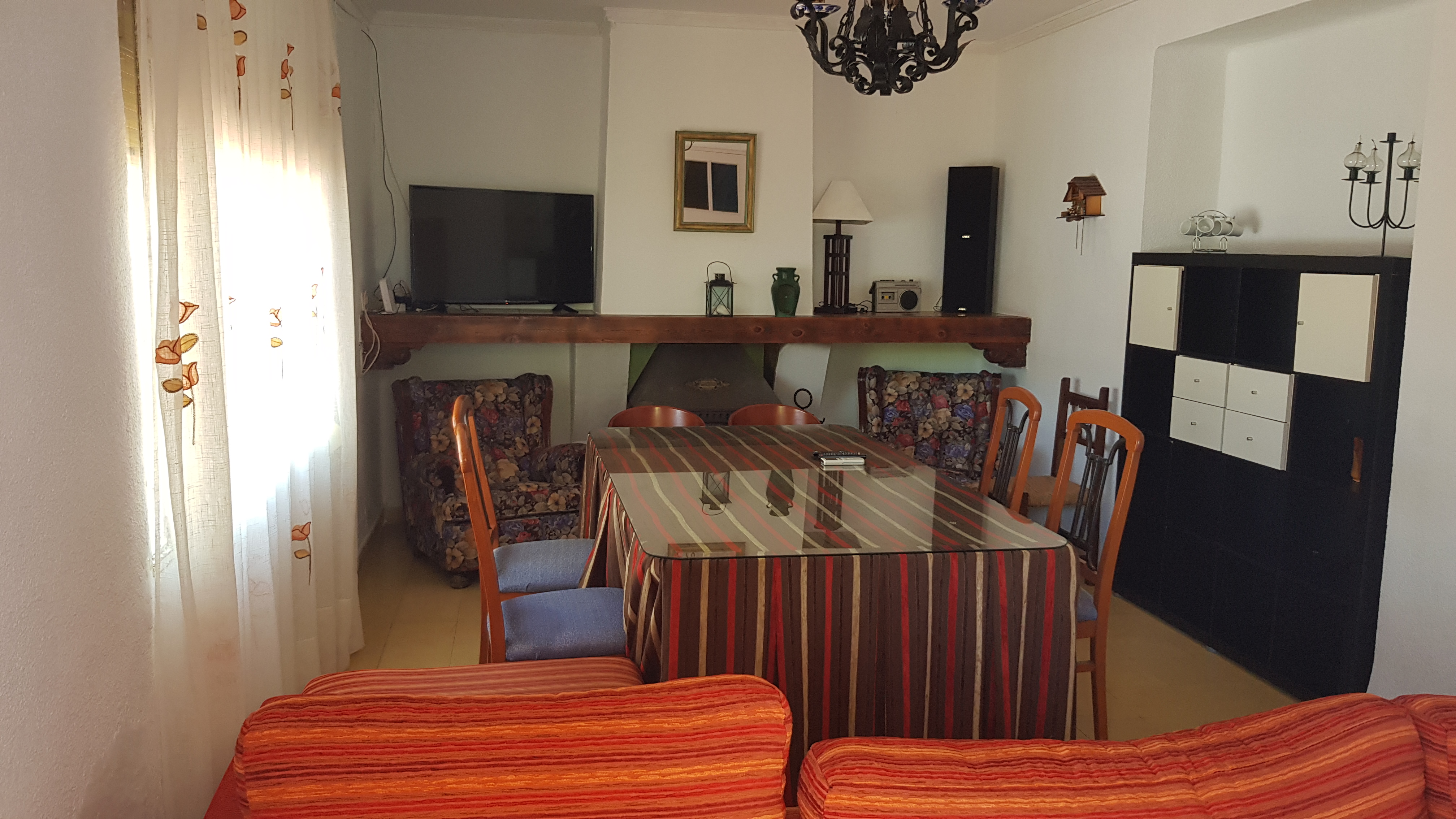 Salón amplio de la casa rural en Córdoba